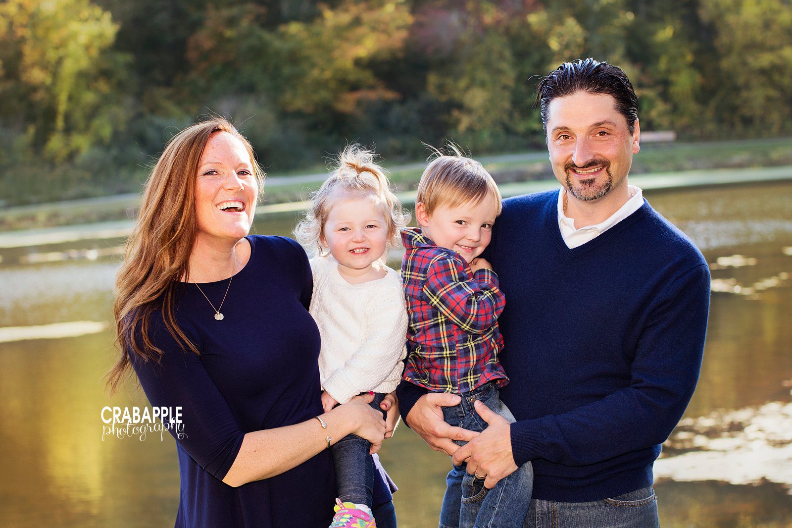 outdoor family portraits photos at the park