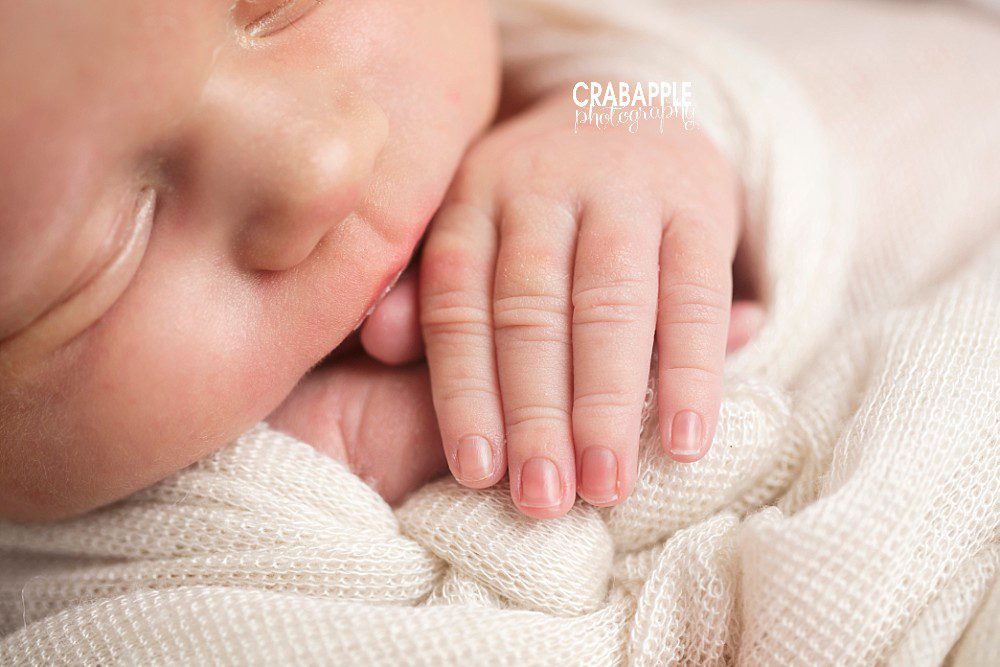 newborn photos close up of baby fingers