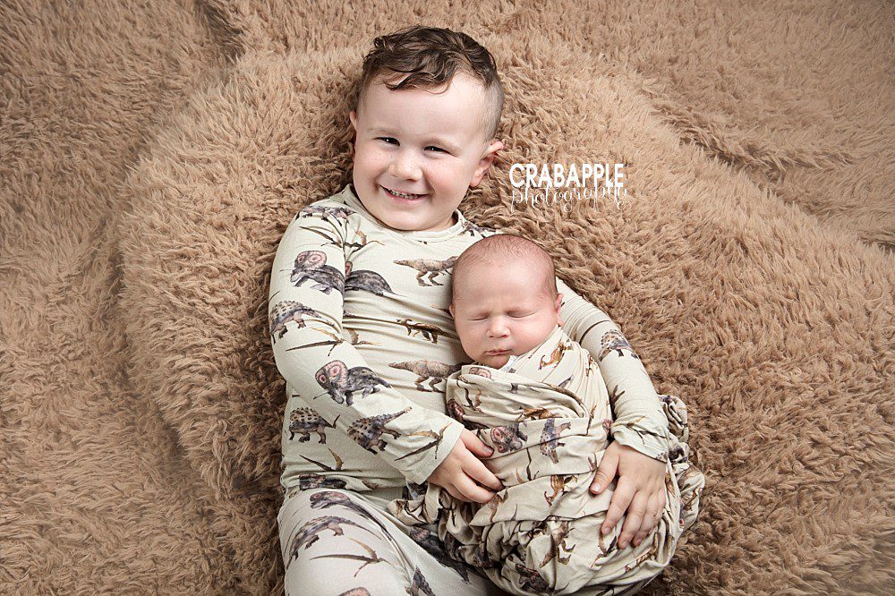 newborn and sibling photos with dinosaurs