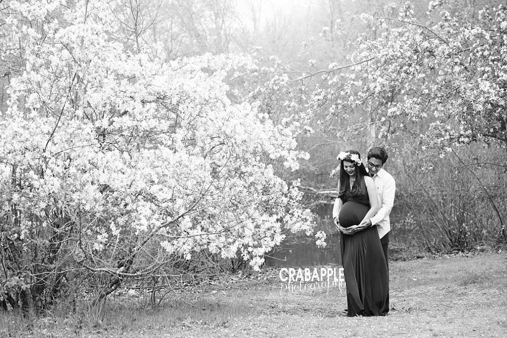 black and white outdoor maternity photo inspiration