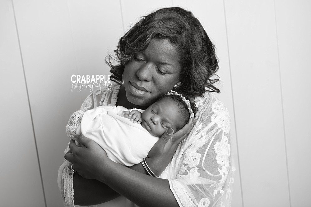 mom and newborn photo inspiration