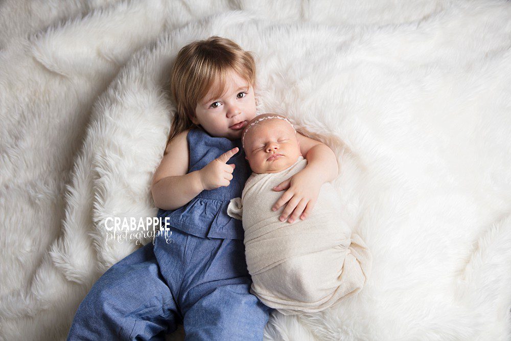 newborn and toddler sister photo inspiration