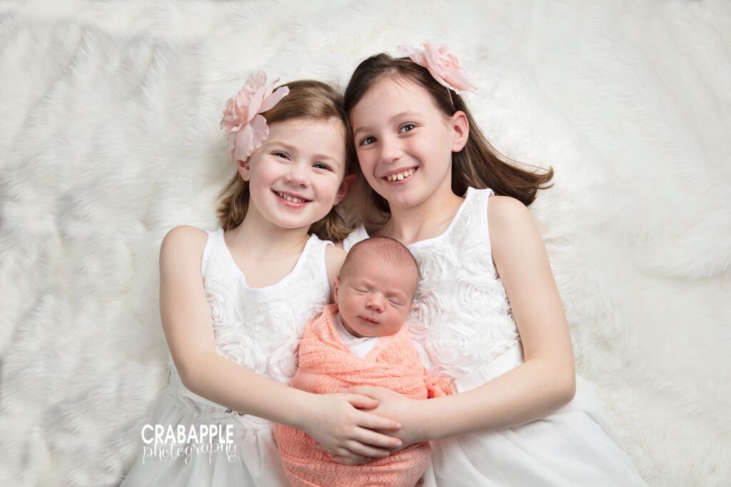 newborn photos with older sisters