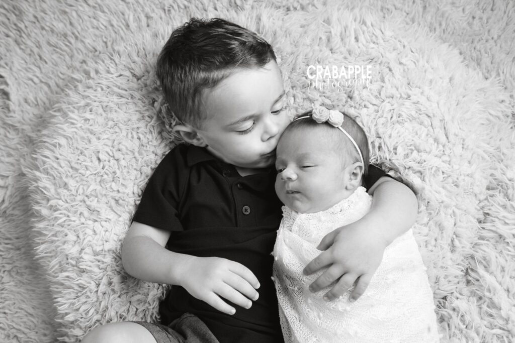 newborn photos with older sibling