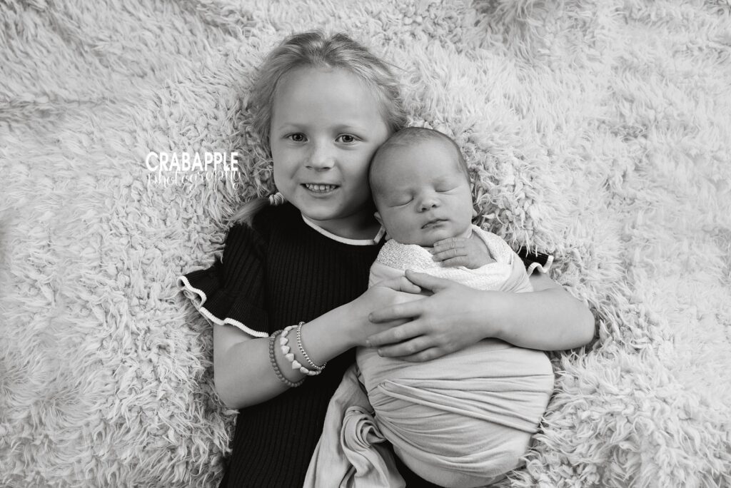 newborn photos with sibling