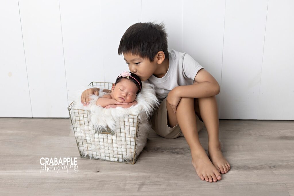 newborn pictures with siblings