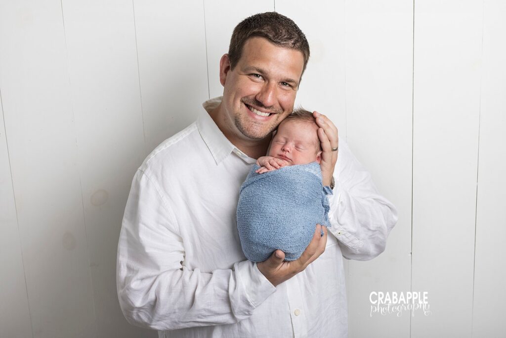 pose ideas for dad and newborn baby