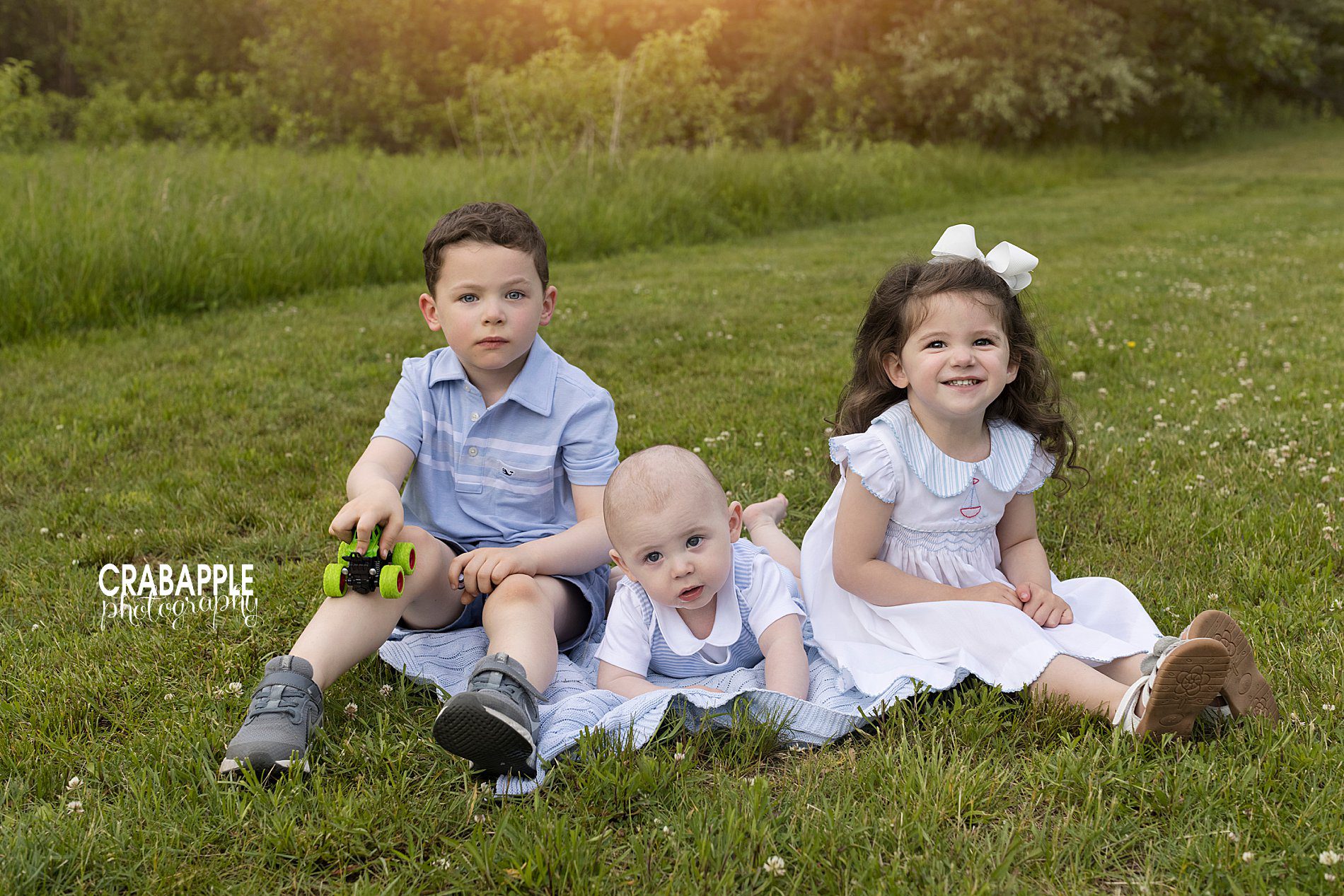 sibling photo ideas outdoors