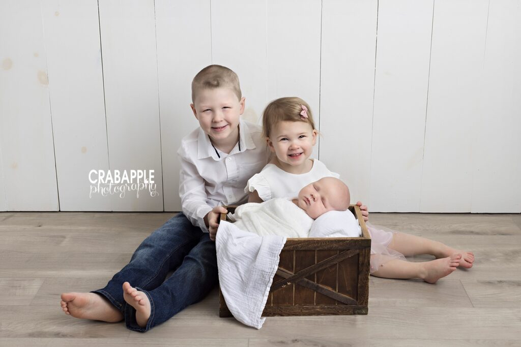 Sibling photo poses for newborn pictures