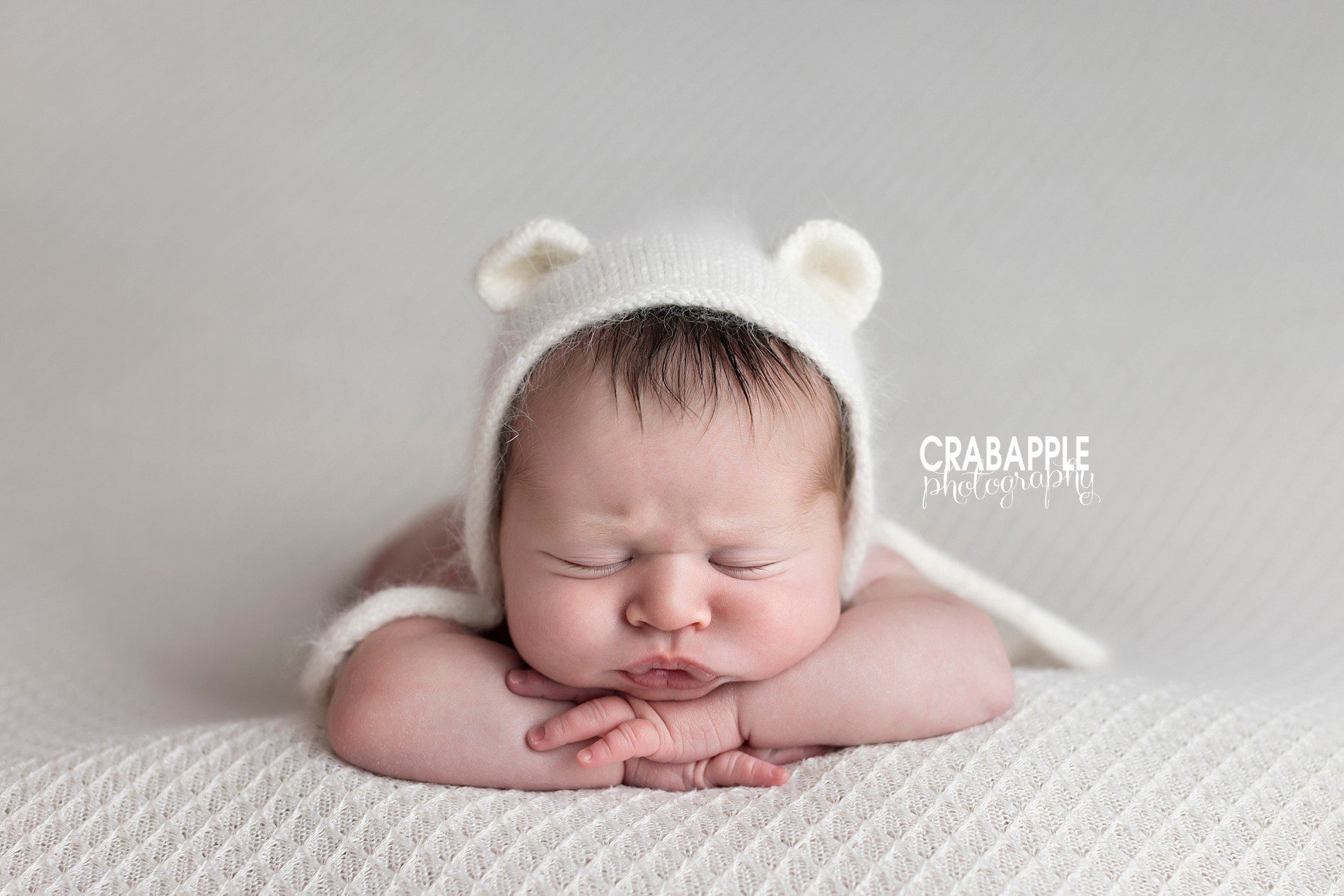 pose ideas for newborn baby pictures