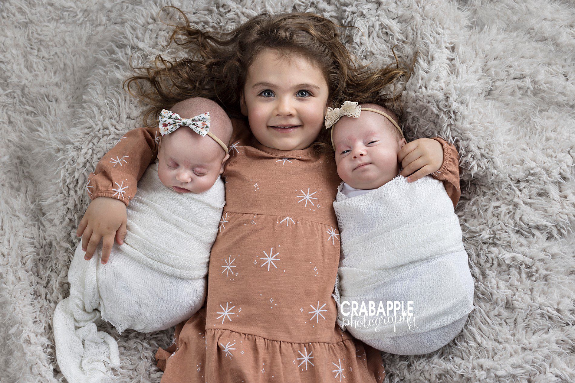 twin newborn photos with older sibling