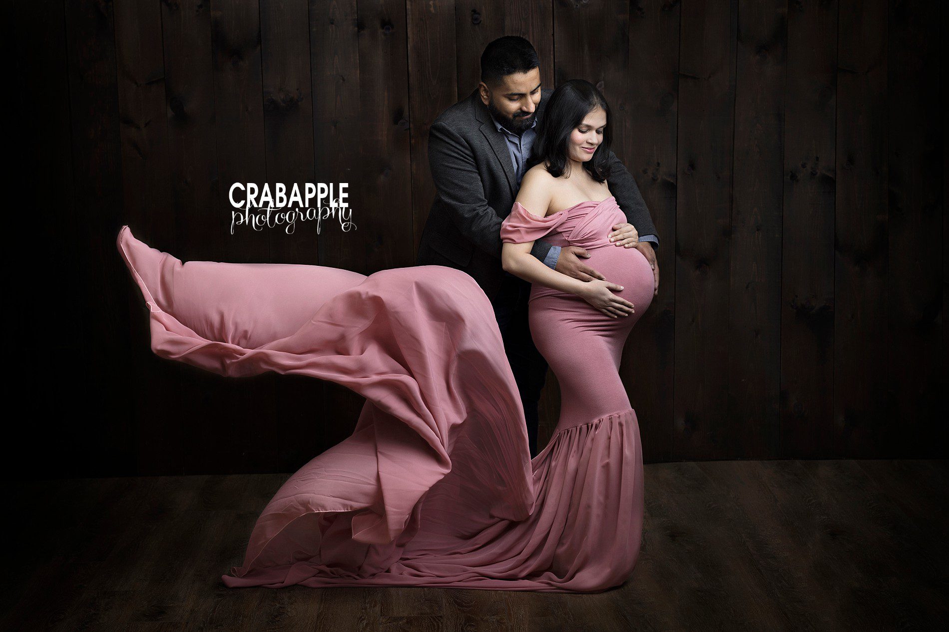 pose and styling ideas for glamorous maternity photos