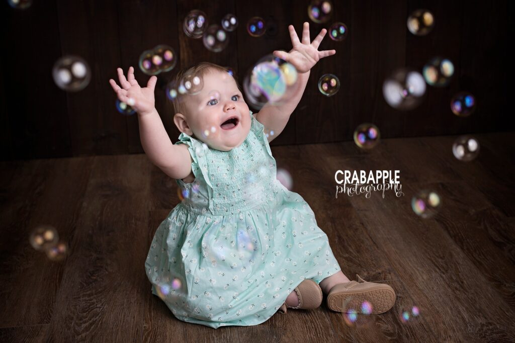 https://crabapplephotography.com/2023/08/25/stoneham-first-birthday-photos-with-family/