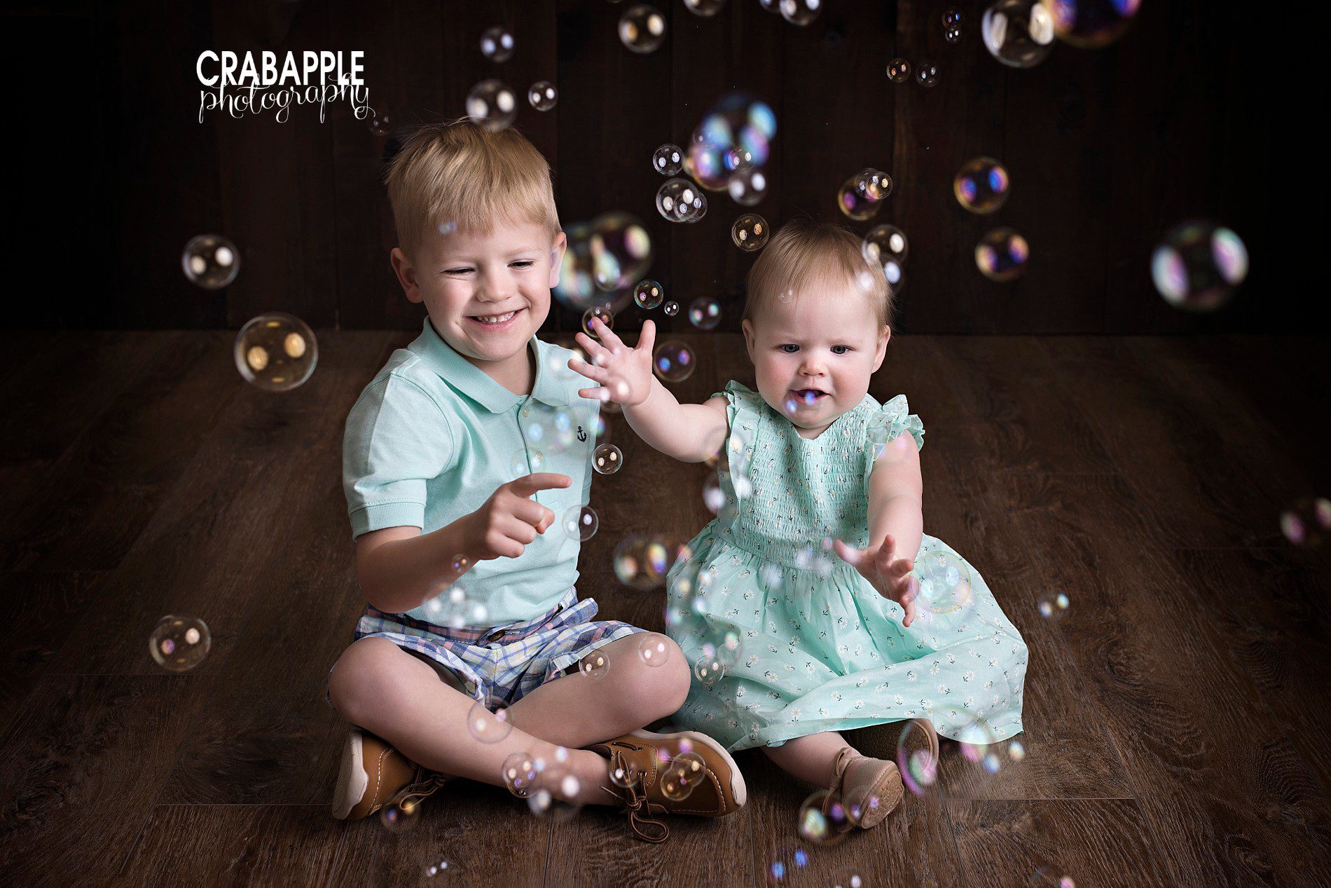 sibling photos with bubbles