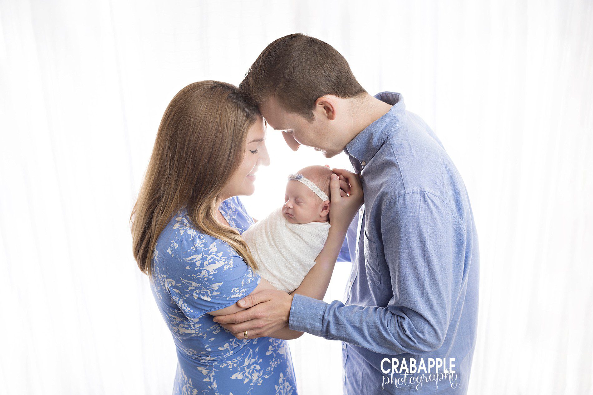 family portrait poses with newborn