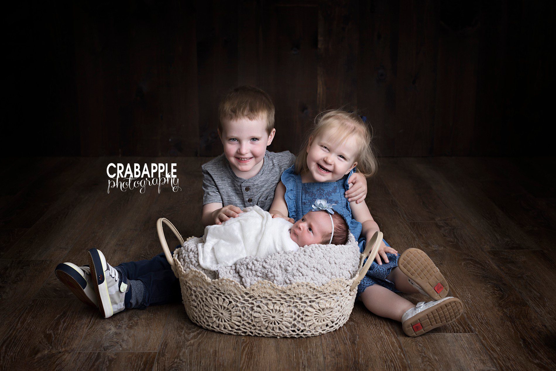 sibling pose ideas with newborn