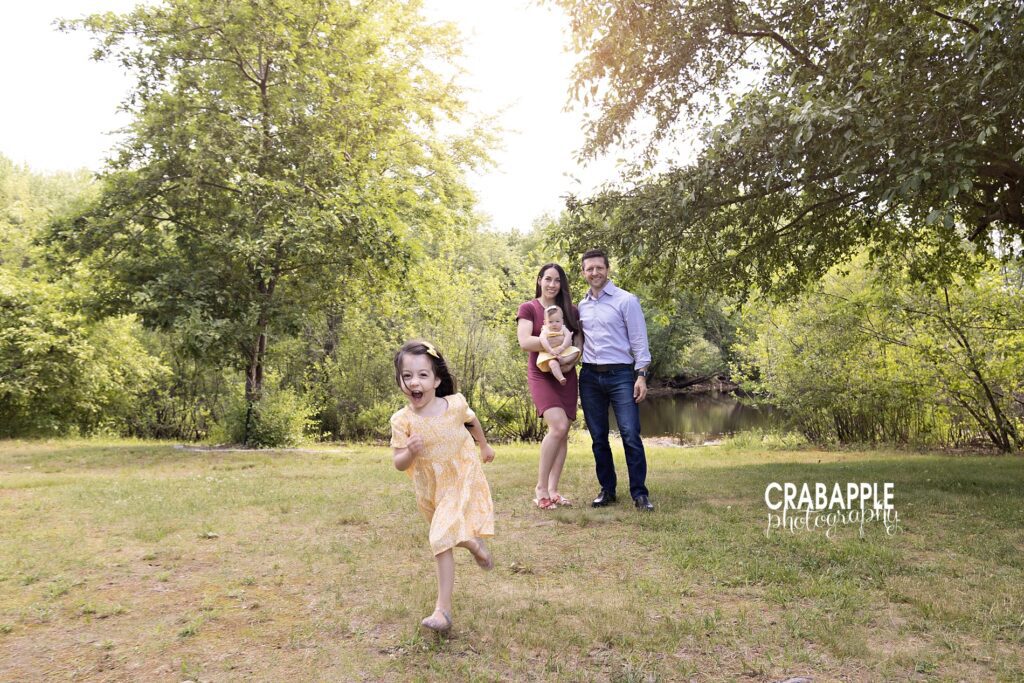 fun ideas for outdoor family photos with toddlers