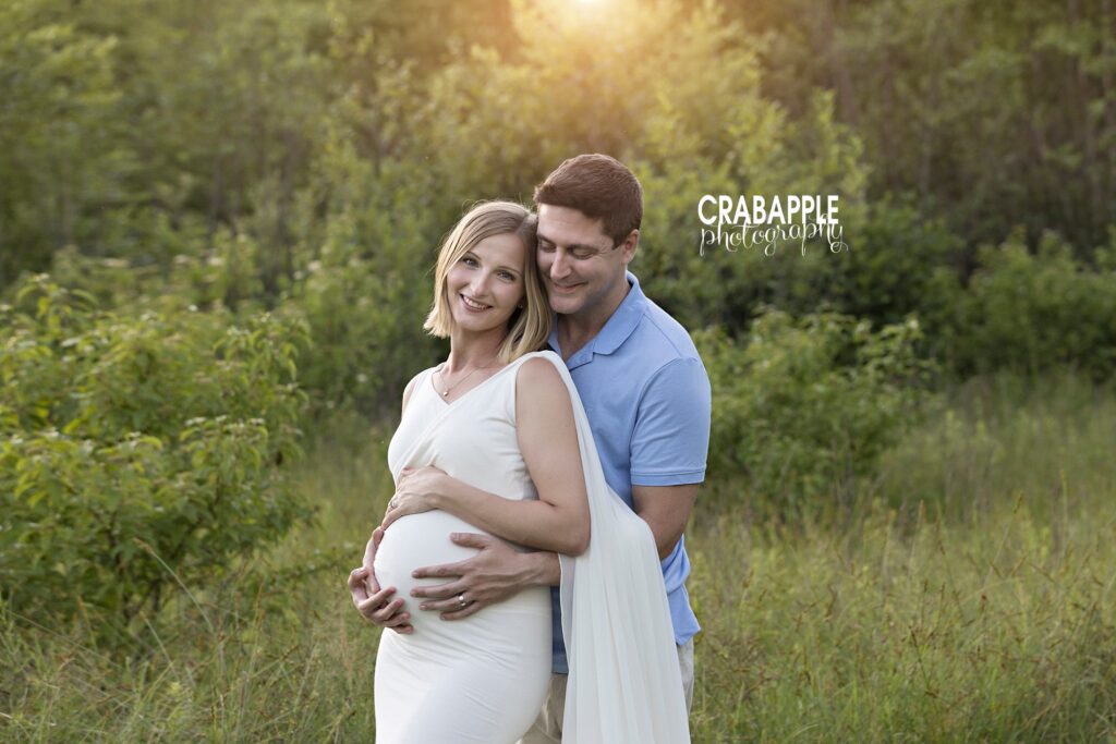 ideas to pose couples for maternity pictures