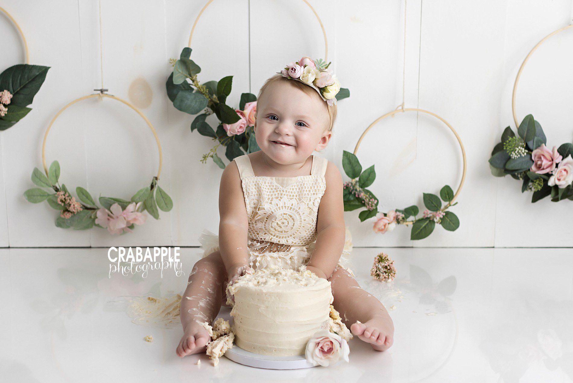 https://crabapplephotography.com/2023/10/21/1-year-photos-with-sisters/