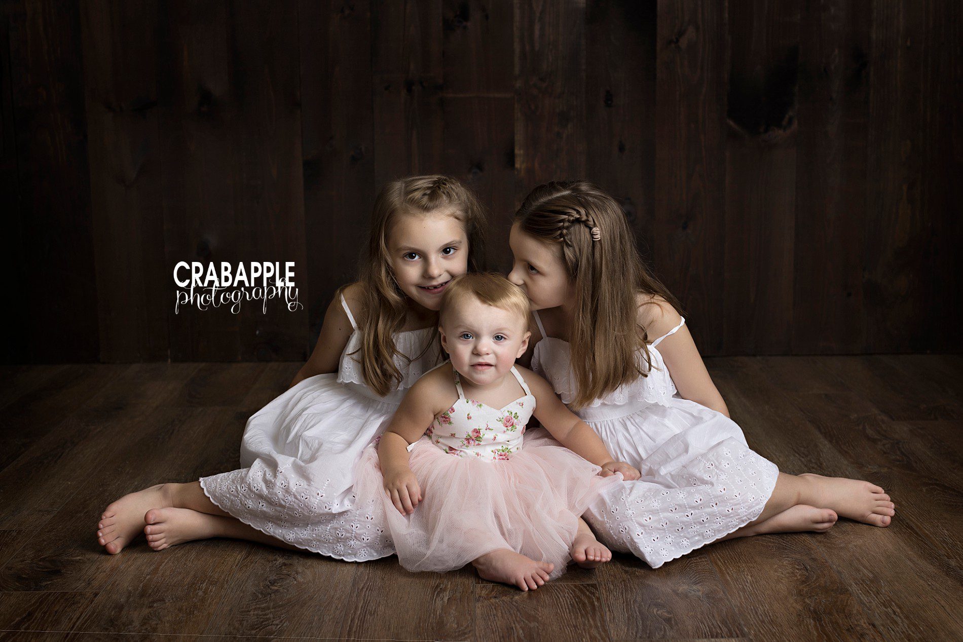 three sisters pose ideas for photos