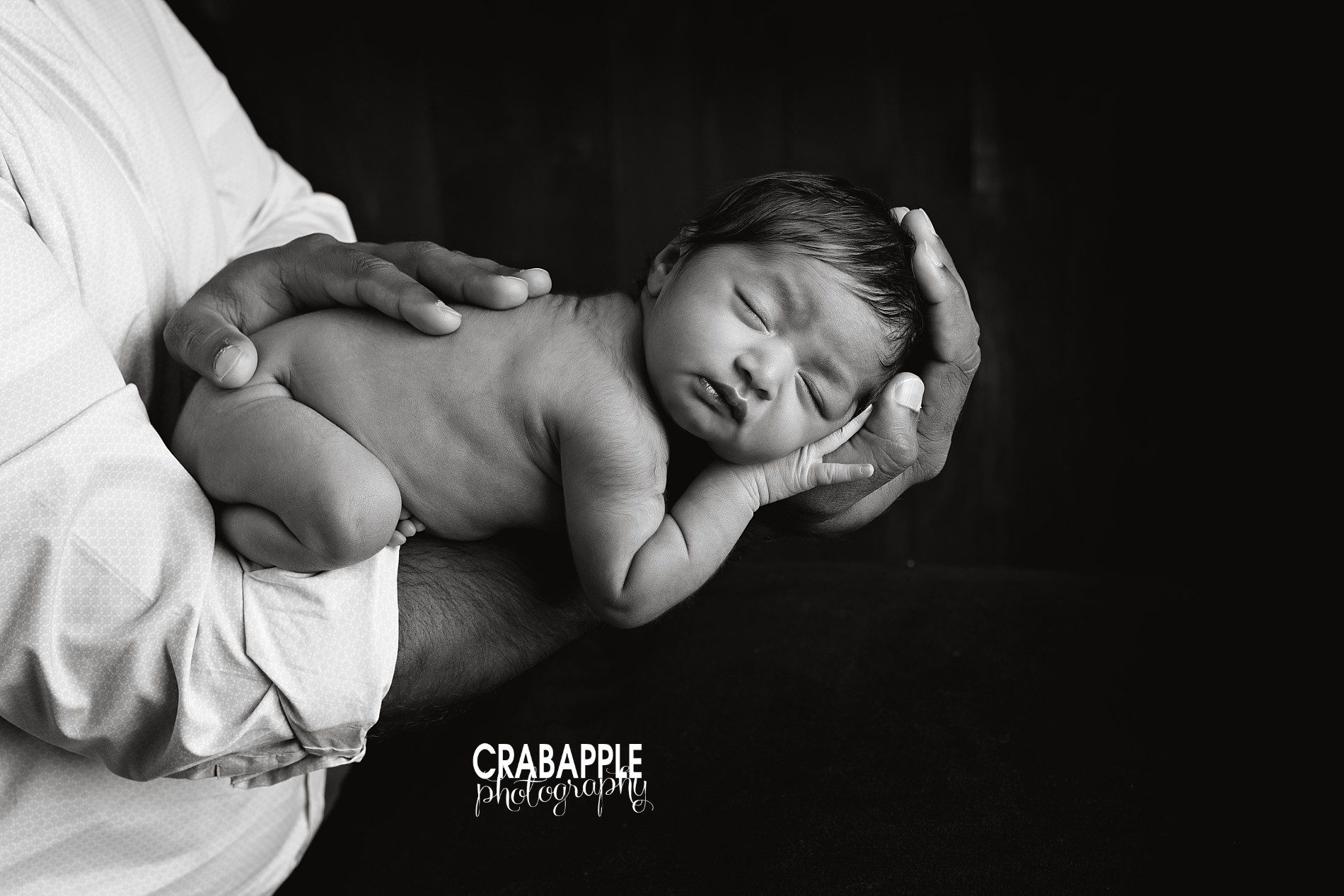 pose ideas for newborn photos in dad's arms