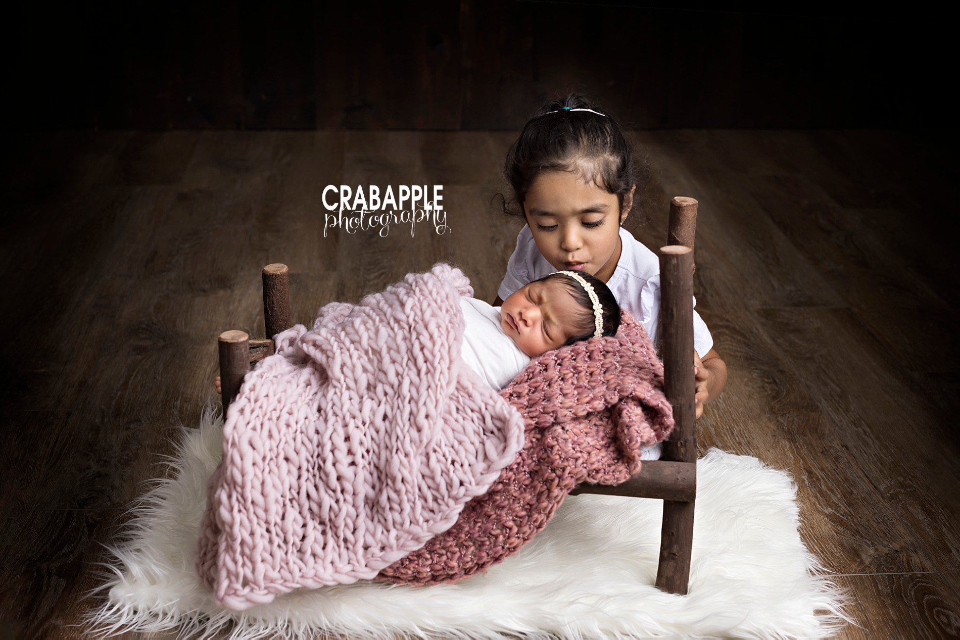 sibling poses for newborn photos