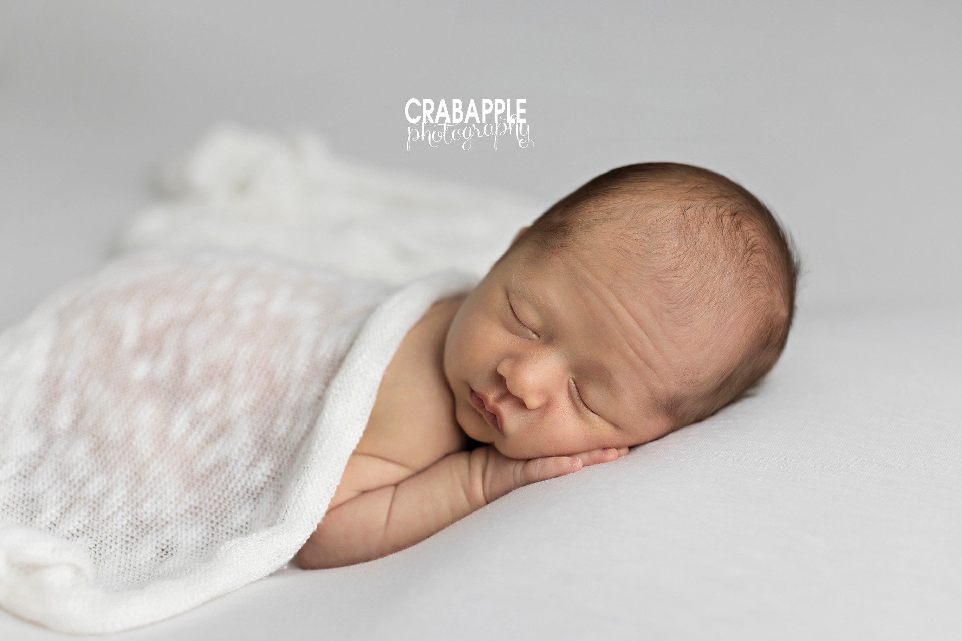 clean and simple newborn pictures