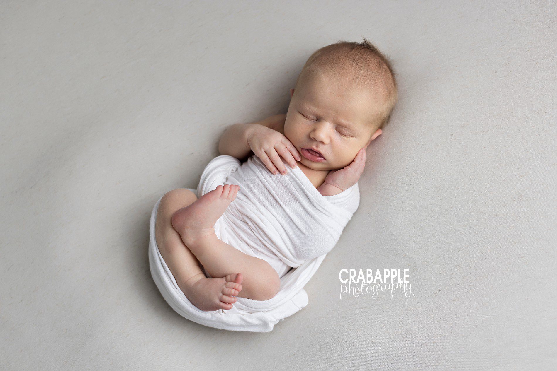 sweet simple and clean newborn photo ideas