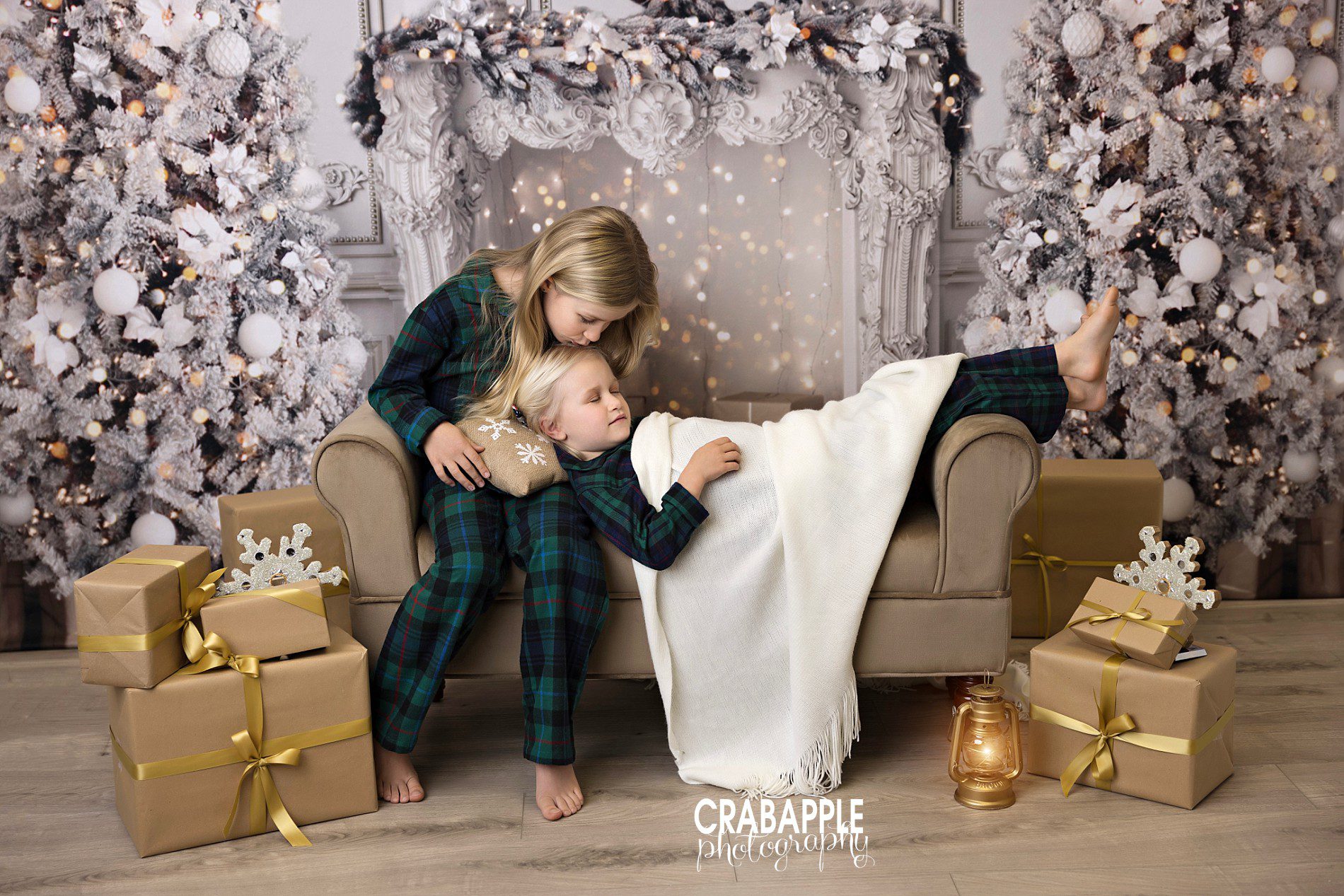 sweet poses and ideas for sister christmas photos