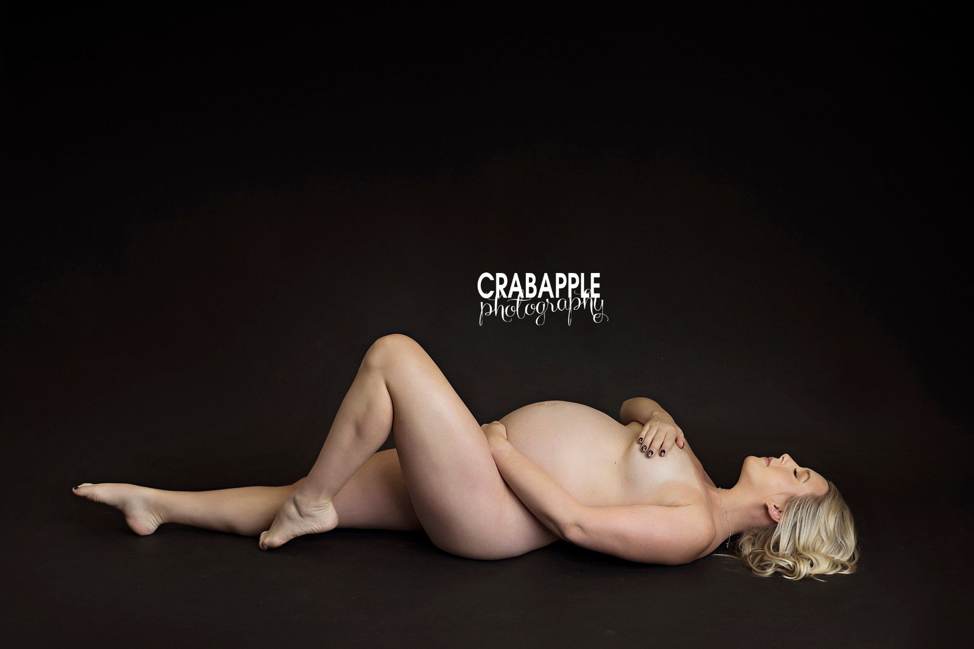 Stunning all natural maternity photos with a plain black background
