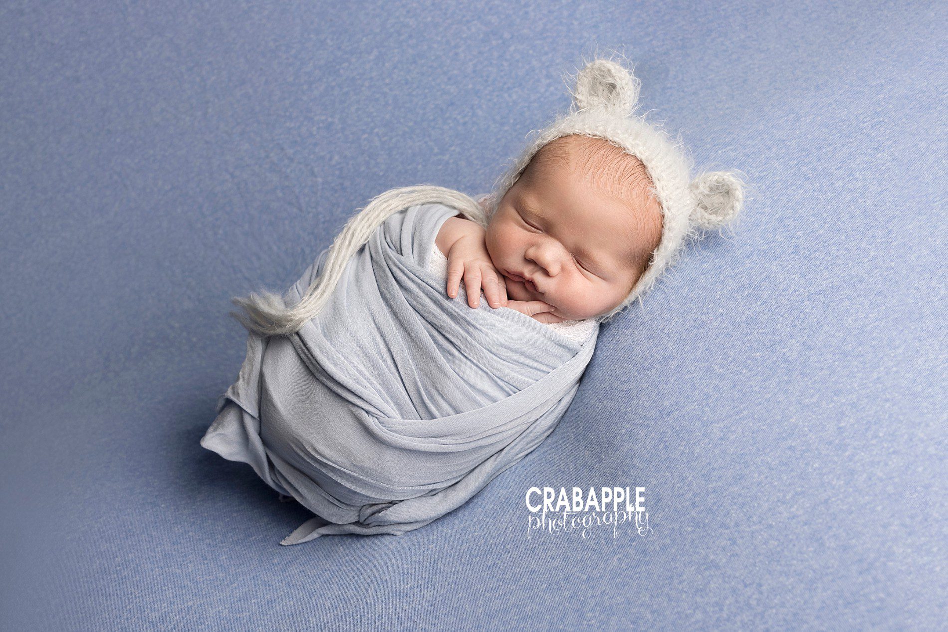 cute ideas for newborn photos using blue