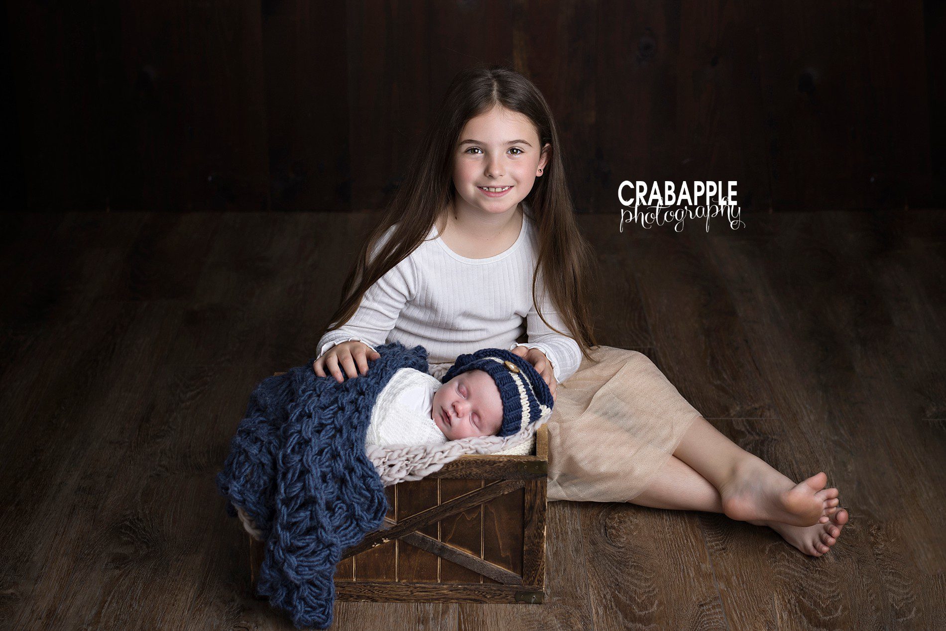 how to pose siblings for newborn photos