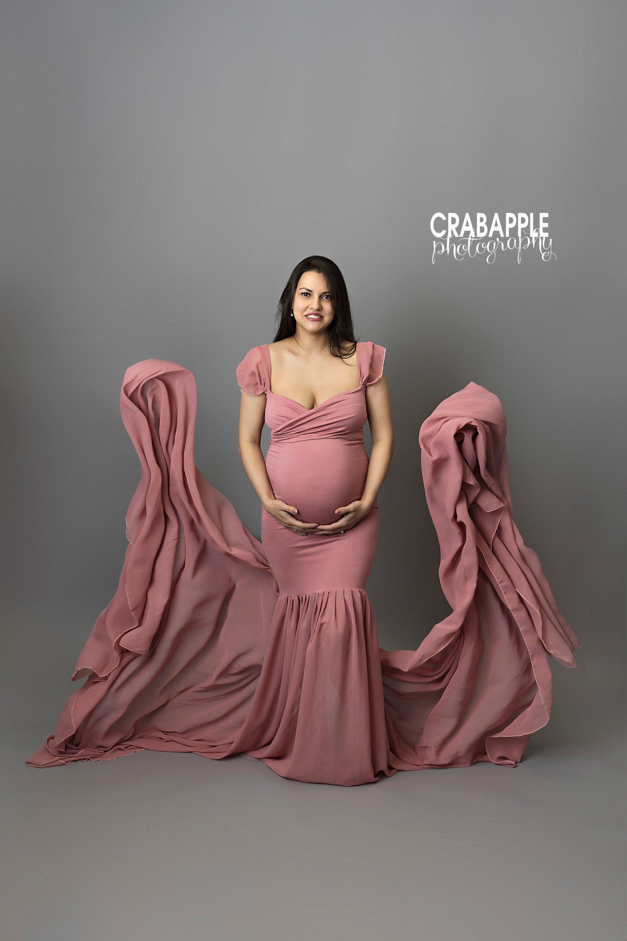 stunning maternity portraits using pink and gray