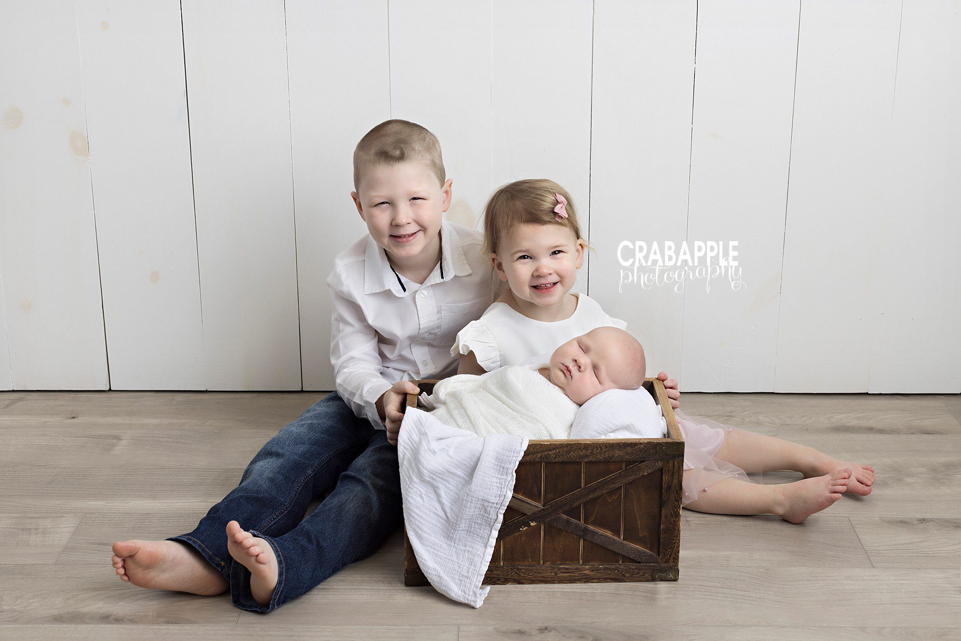 ideas to pose newborns with older siblings