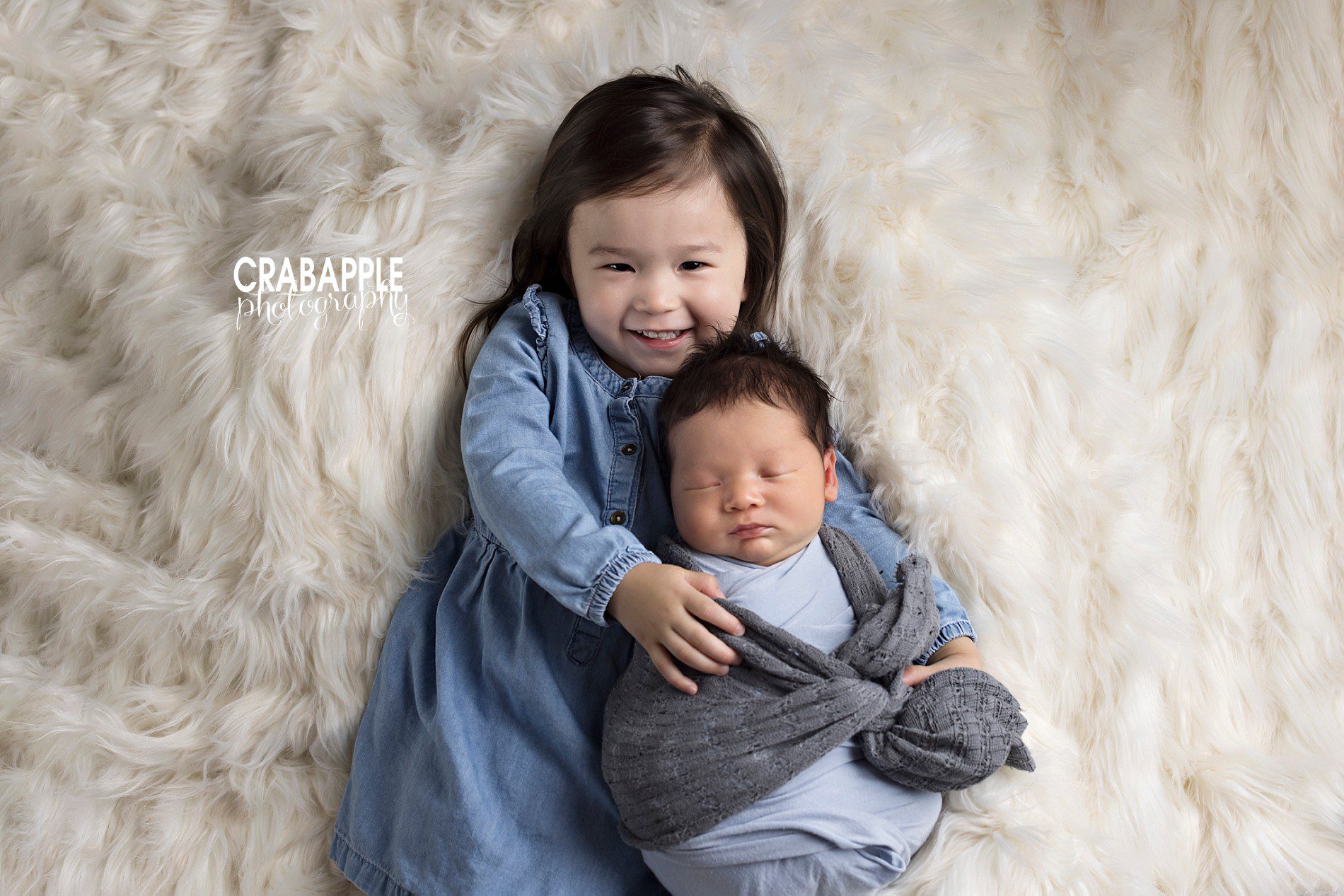 how to style newborn photos with older sibling