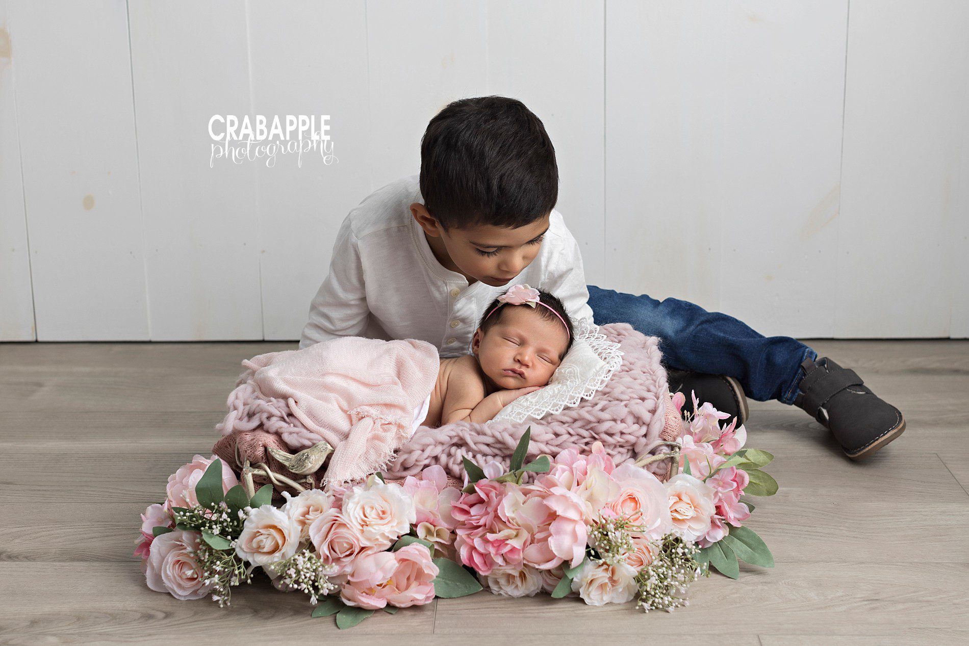 floral newborn photos with siblings