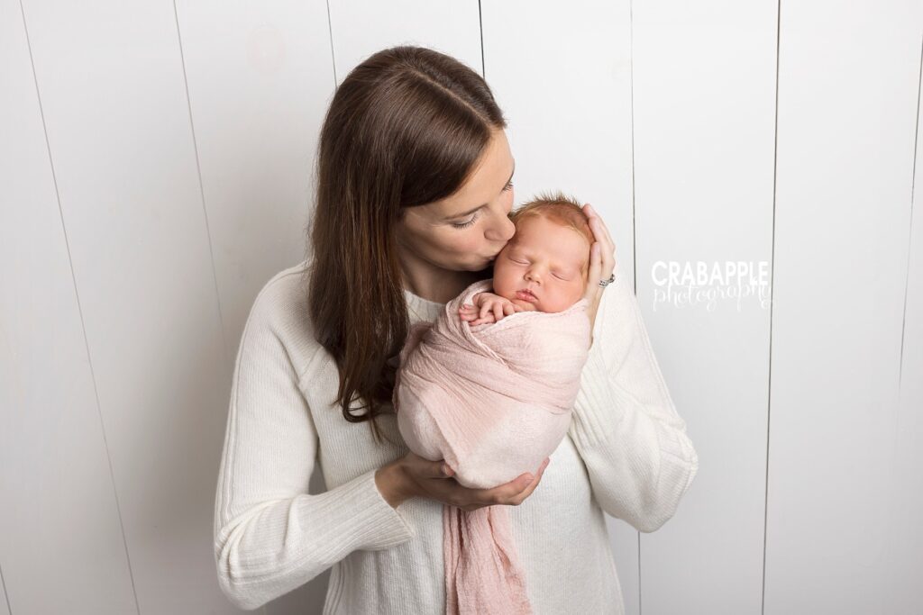 pose ideas for mother and daughter newborn photos