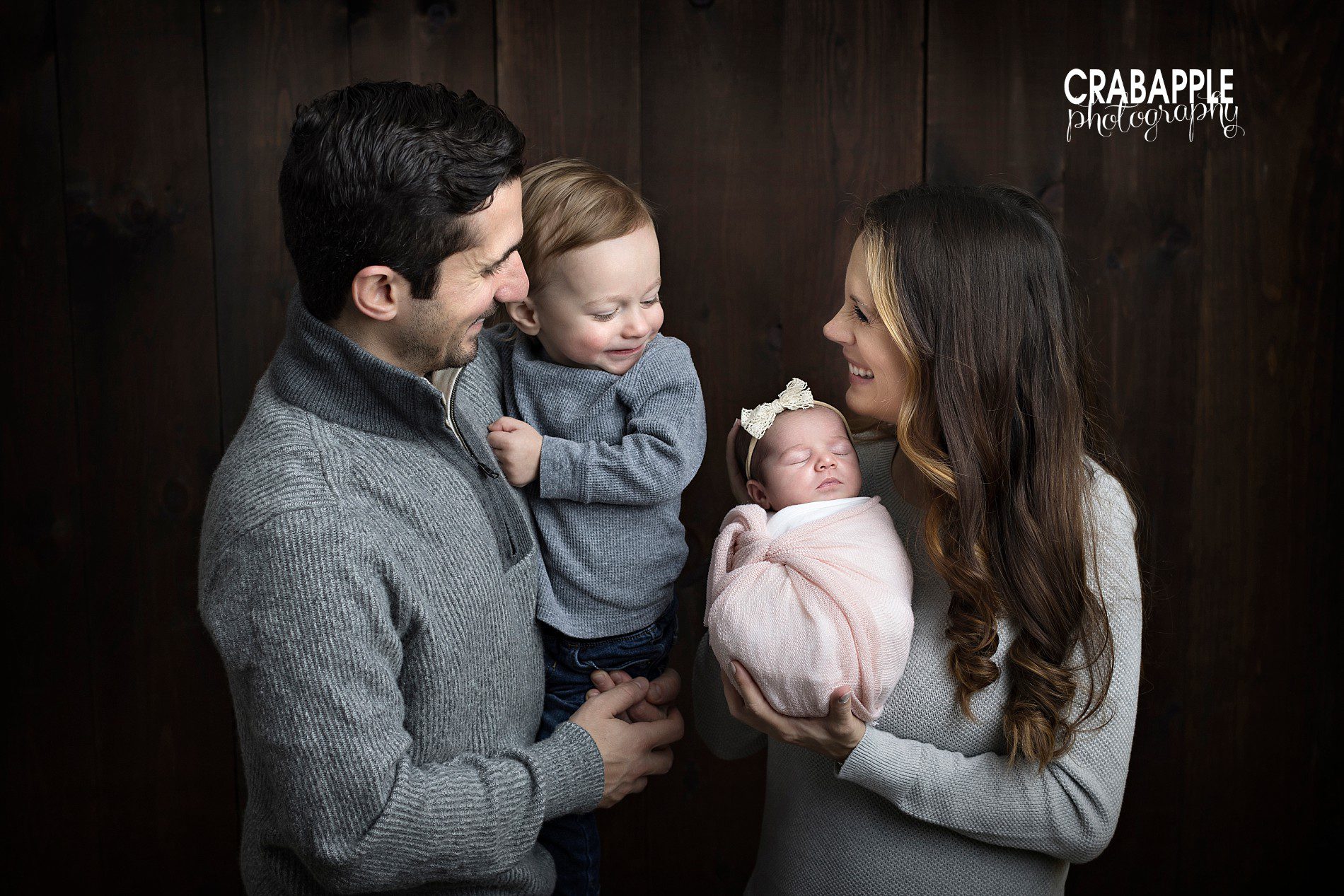 how to pose newborn family photos with toddler