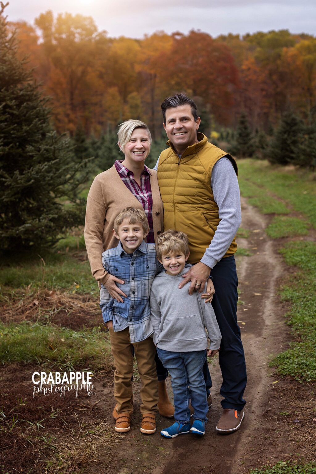 Must Have Poses for Outdoor Family Photos · Crabapple Photography