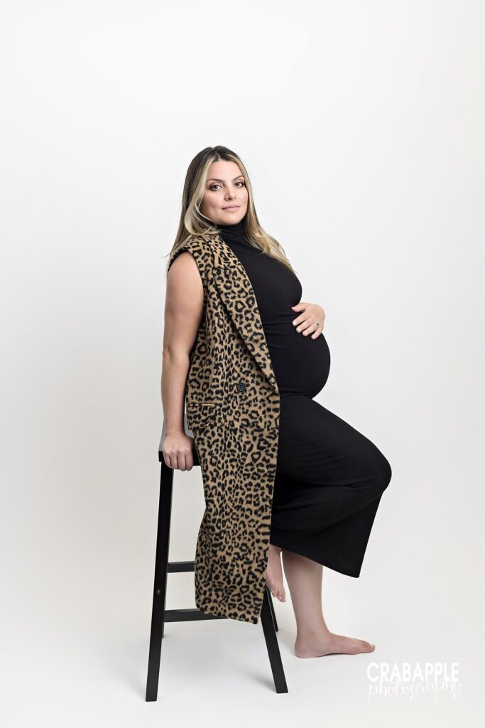 maternity photos sitting on stool