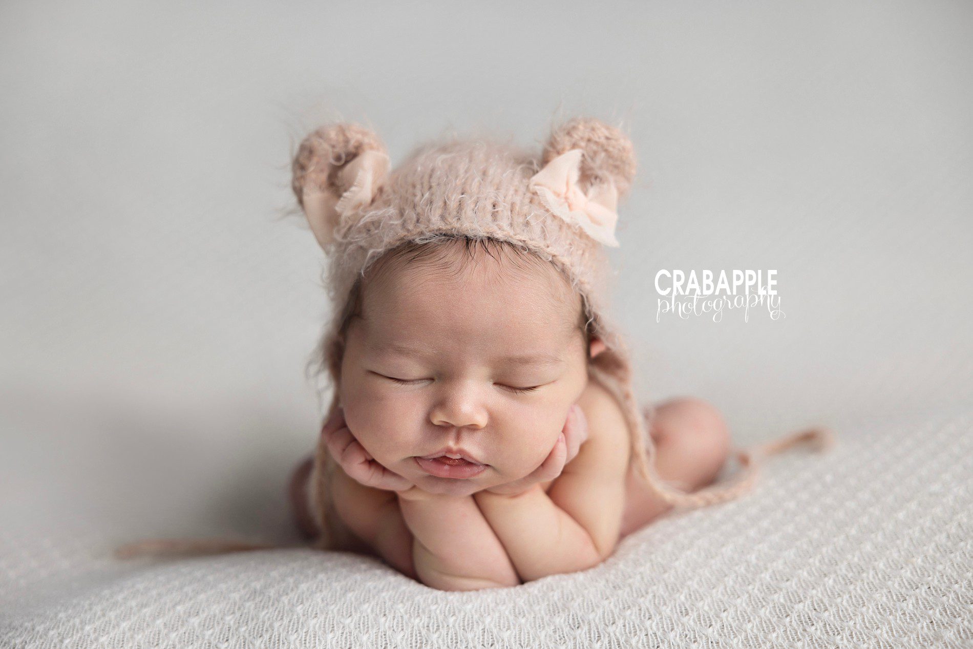 pose ideas for newborn photos 