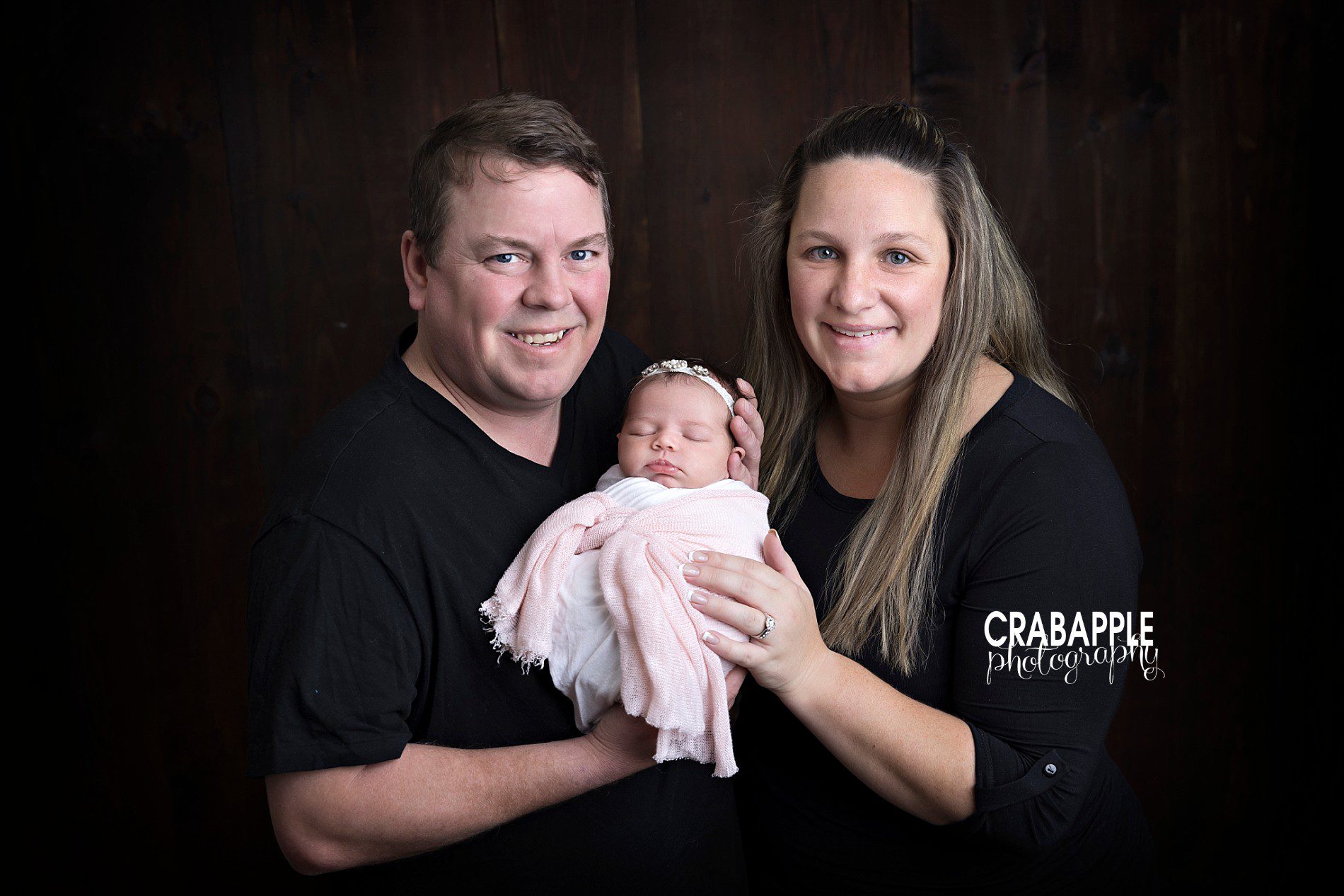 parent photos with newborn daughter