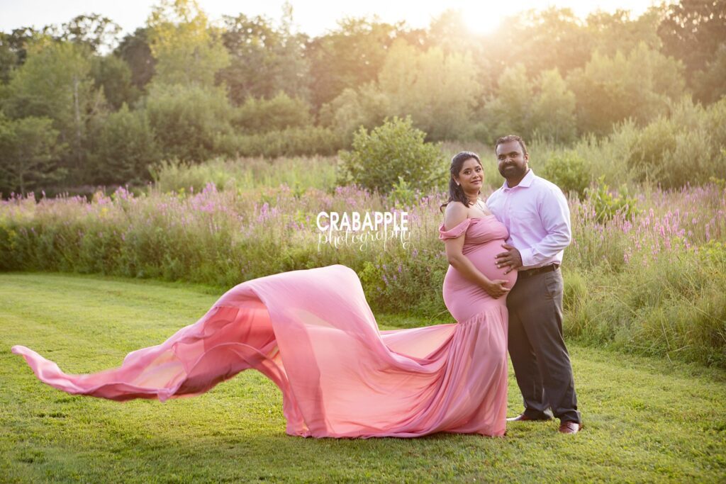 Elegant maternity photo with flowing pink dress in nature – Relaxed and Natural Maternity Photo Experience