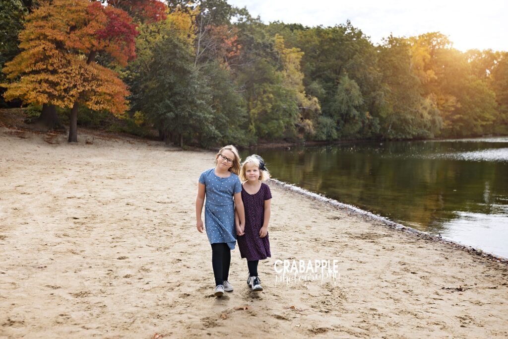 Best fall family photo poses featuring sisters outdoors
