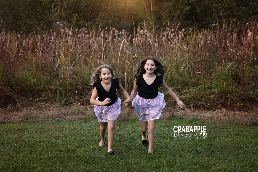 Candid photo ideas with two sisters running outside during fall photos