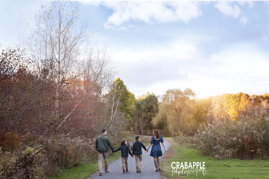 Best fall family photo poses walking away for candid autumn shot
