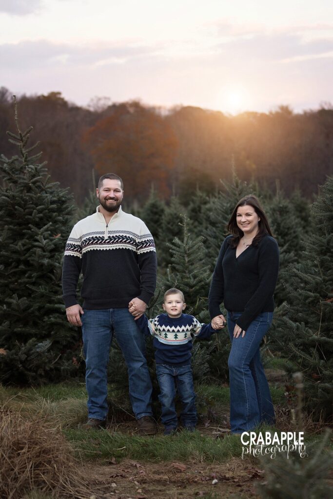 Holiday mini session outfit inspiration including sweaters and jeans for a cozy and casual look