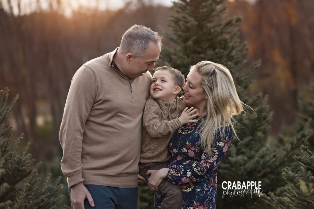 Holiday mini session outfit inspiration using neutrals and prints