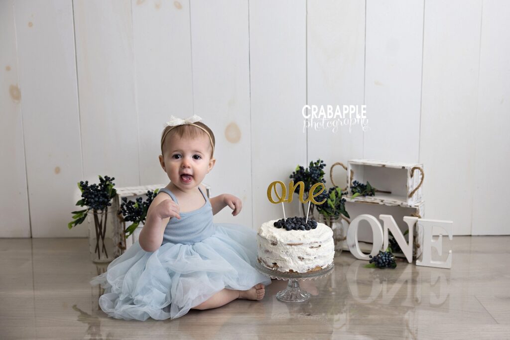 Simple and natural cake smash baby pictures Simple cake smash baby pictures focused on baby’s expressions and connection