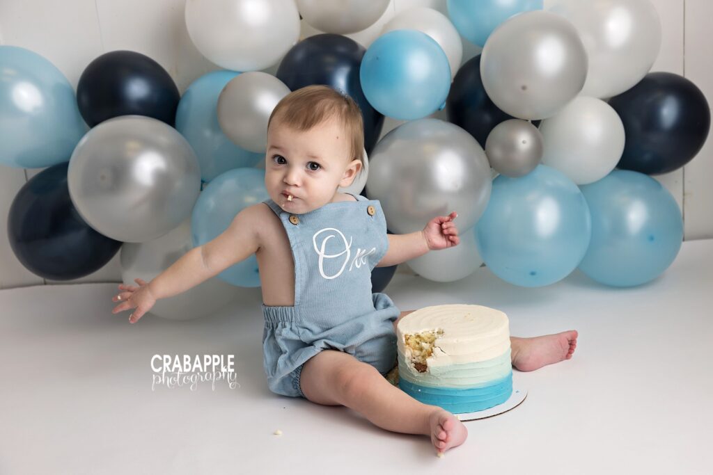 1-year cake smash photography Baby boy during a classic 1-year cake smash photography session